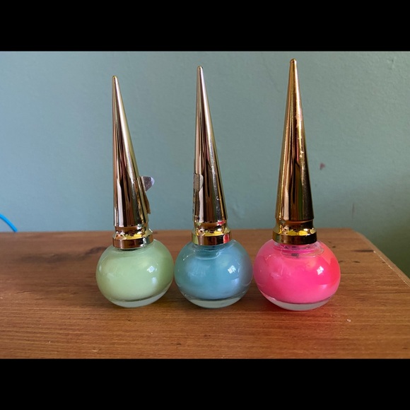 8 glow in the dark nail polishes - Picture 2 of 2